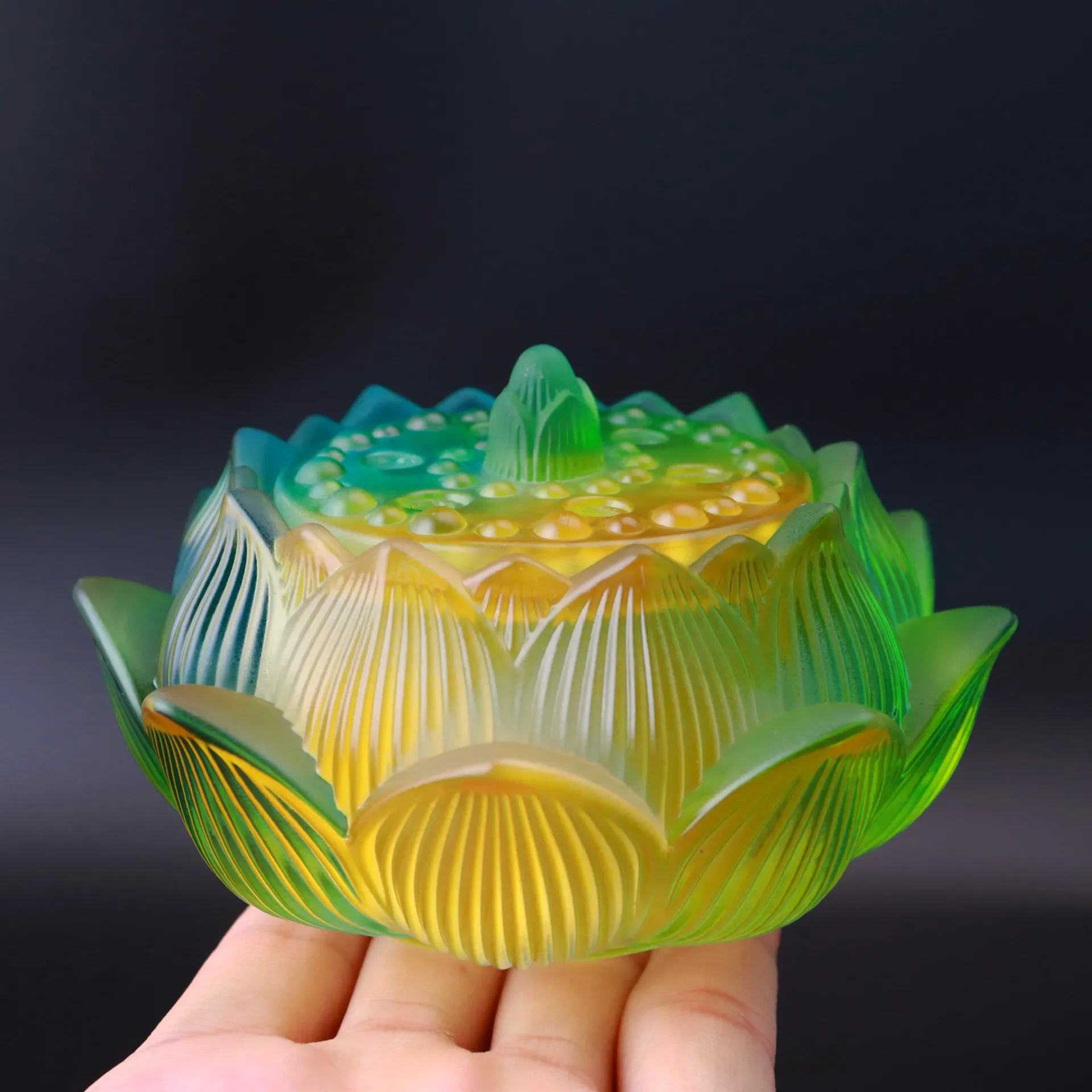 

Стеклянная курильница с лотосом