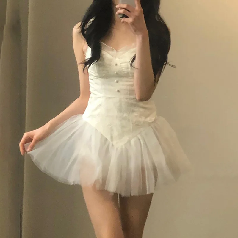 

Женское платье-корсет на тонких бретельках, без рукавов, с высокой талией