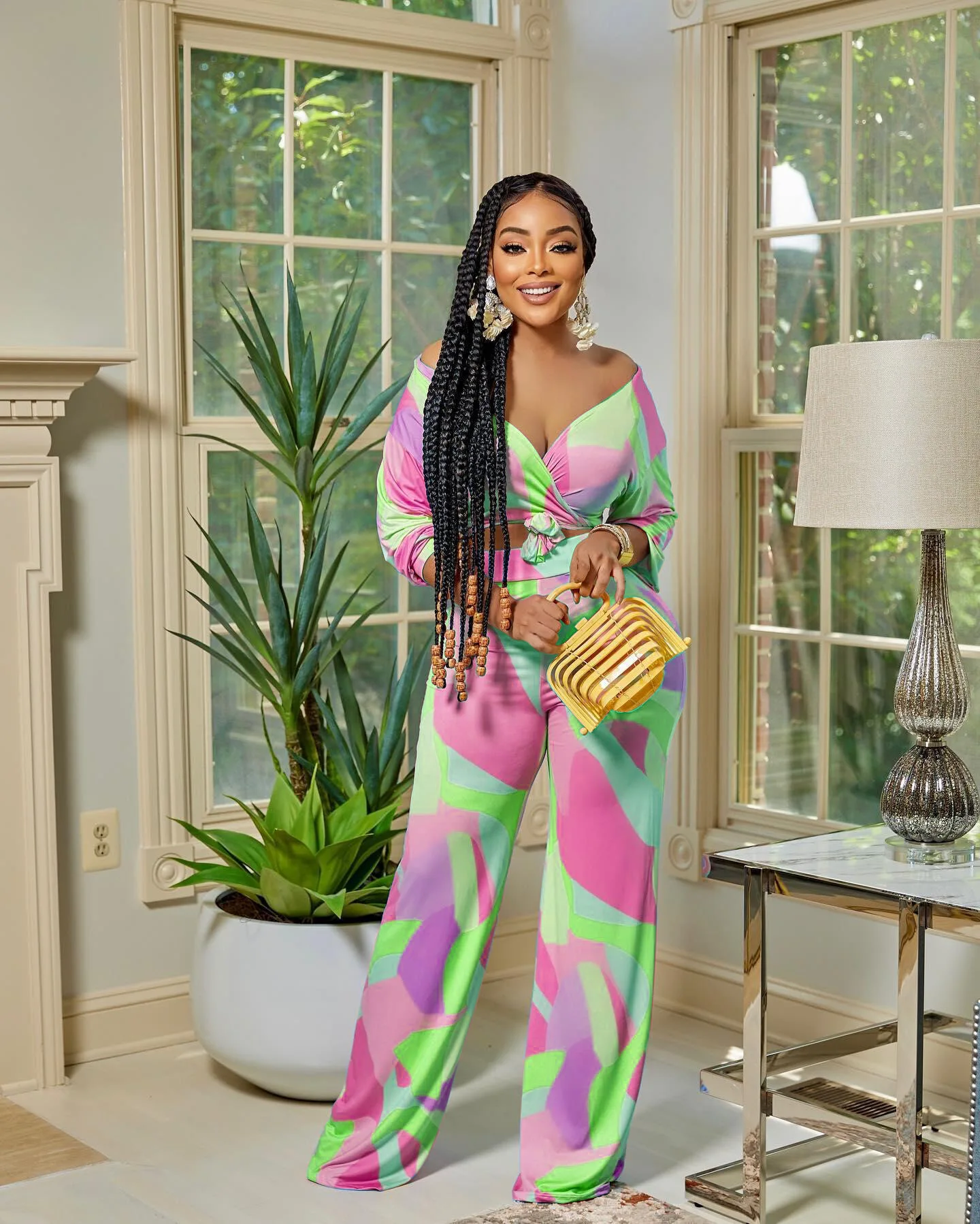 

Комплект одежды женский цветной из топа и брюк с V-образным вырезом и длинными рукавами