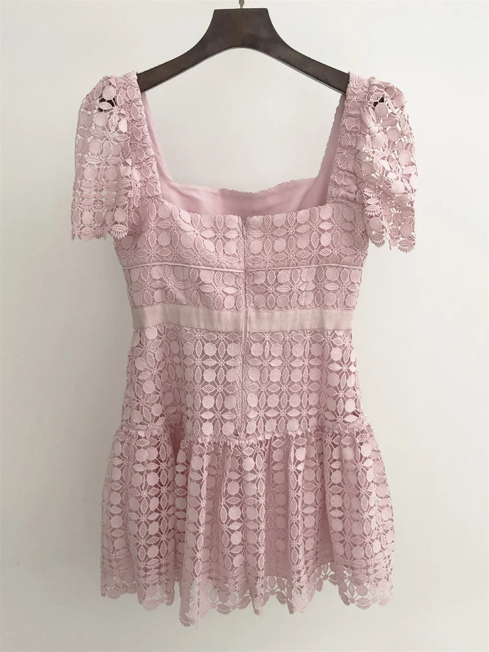 

Женское кружевное мини-платье с вышивкой, розовое ажурное милое платье с квадратным вырезом, эластичным поясом, открытой спиной и пышными рукавами, лето 2023