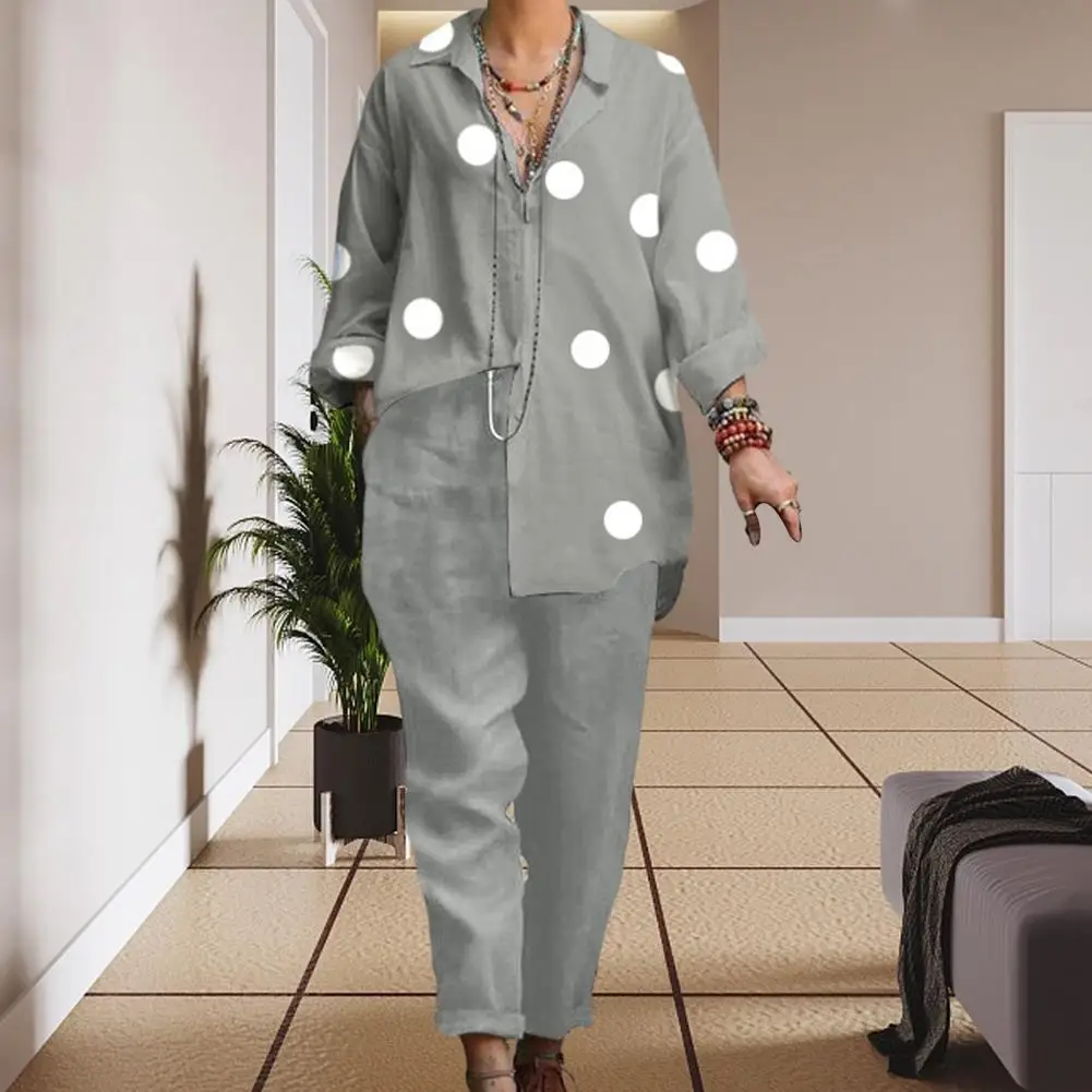 

Комплект повседневной одежды из 2 предметов, топ с карманами и брюки, рубашка с принтом в горошек, прямые длинные брюки, комплект