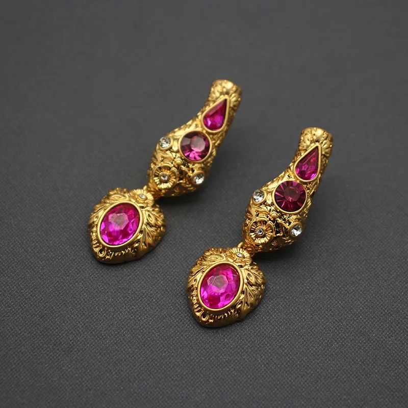 Винтажные рельефные серьги с цветными драгоценными камнями в милом и крутом