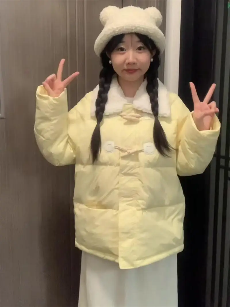 Молочно-желтое милое женское пальто на хлопковой подкладке с роговой пряжкой