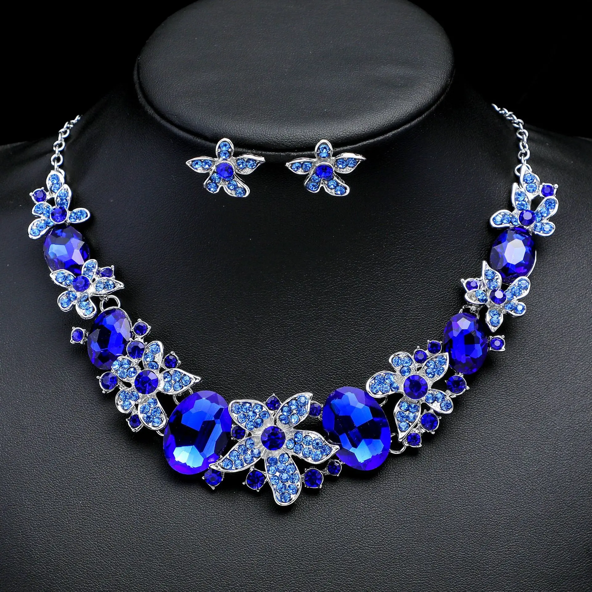 

New 2022 Vintage Design Necklace Earring Set Vintage Light Luxury Handmade Necklace Earring Set