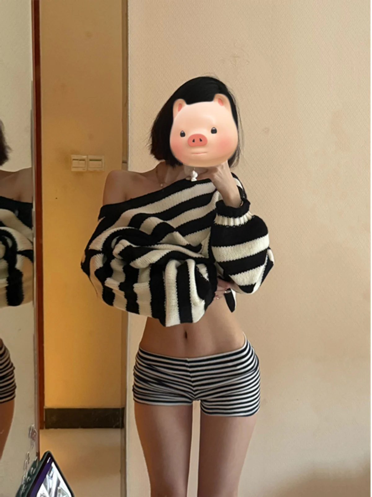 Черно-белый полосатый пуловер с открытыми плечами и наклонными женский свитер 2024