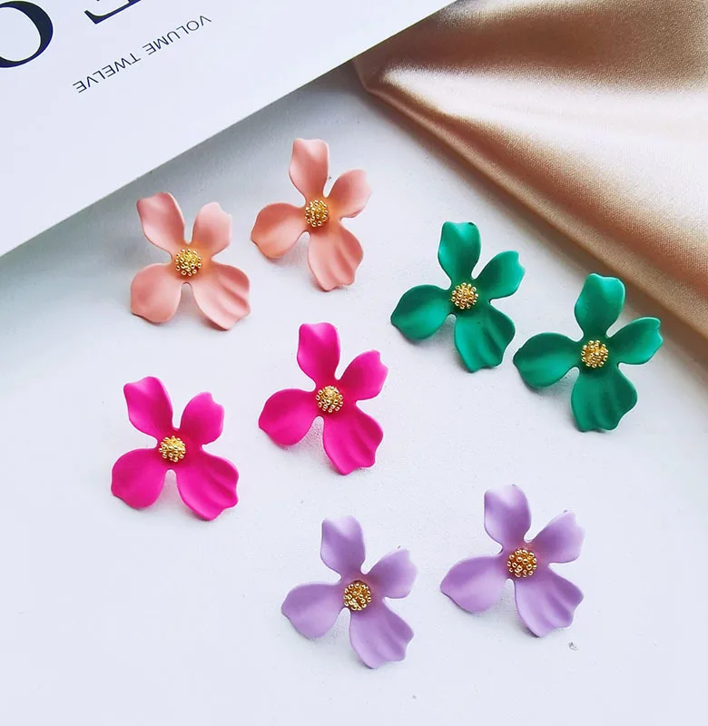 Элегантные женские серьги с фиолетовой эмалью и градиентом