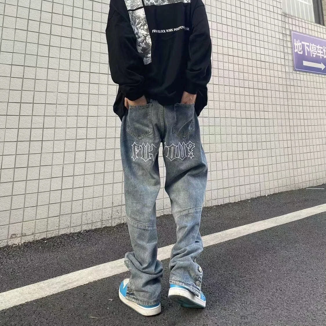 

Джинсы мужские с вышивкой, свободные прямые штаны в американском стиле, хип-хоп, на пуговицах, с разрезом, с широкими штанинами, повседневные...