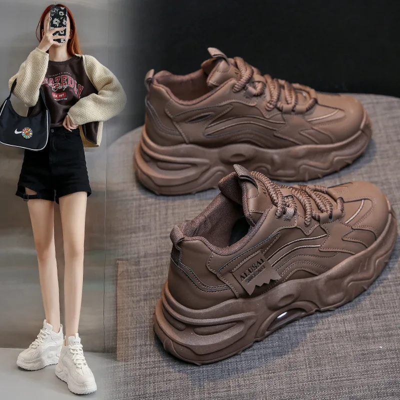 

Женские кроссовки из лакированной кожи, на толстой вулканизированной подошве