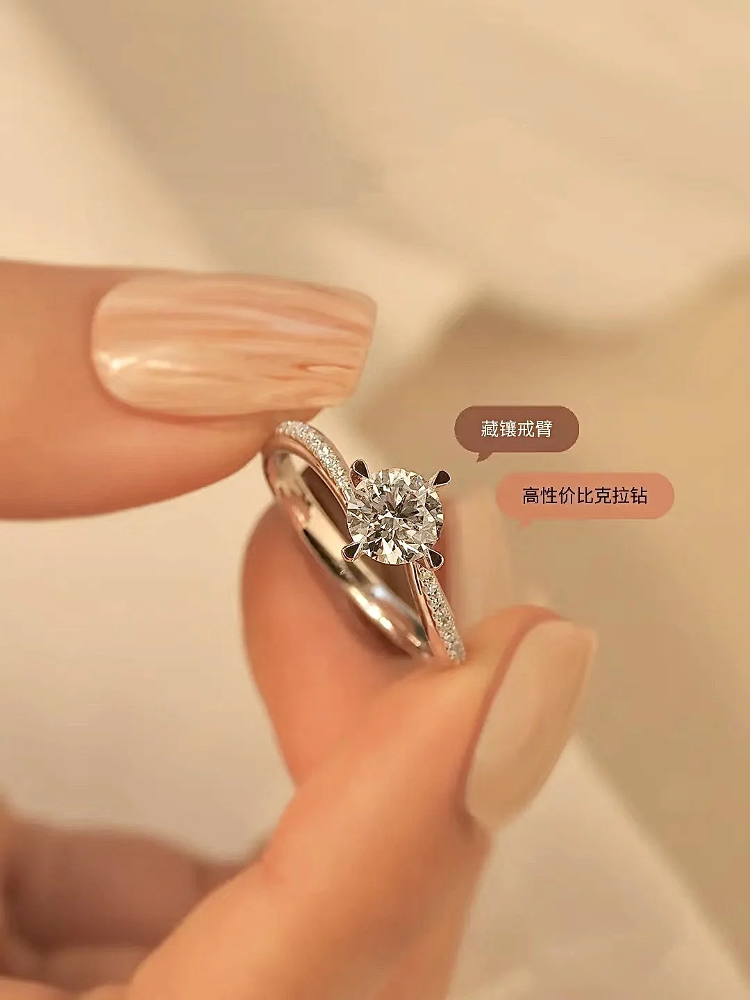 

Роскошное бриллиантовое кольцо из серебра пробы с муассанитом в 1 карат