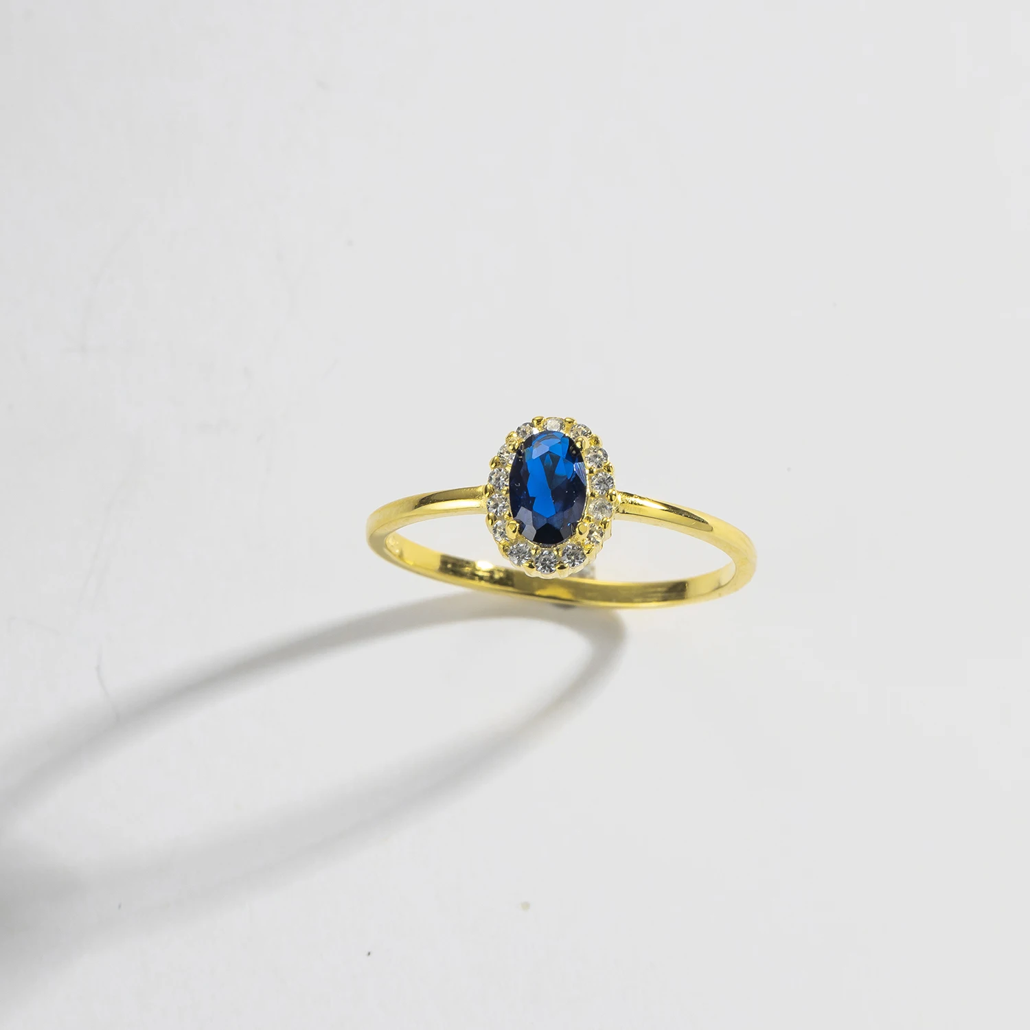 Женское кольцо из серебра 925 пробы с фианитом