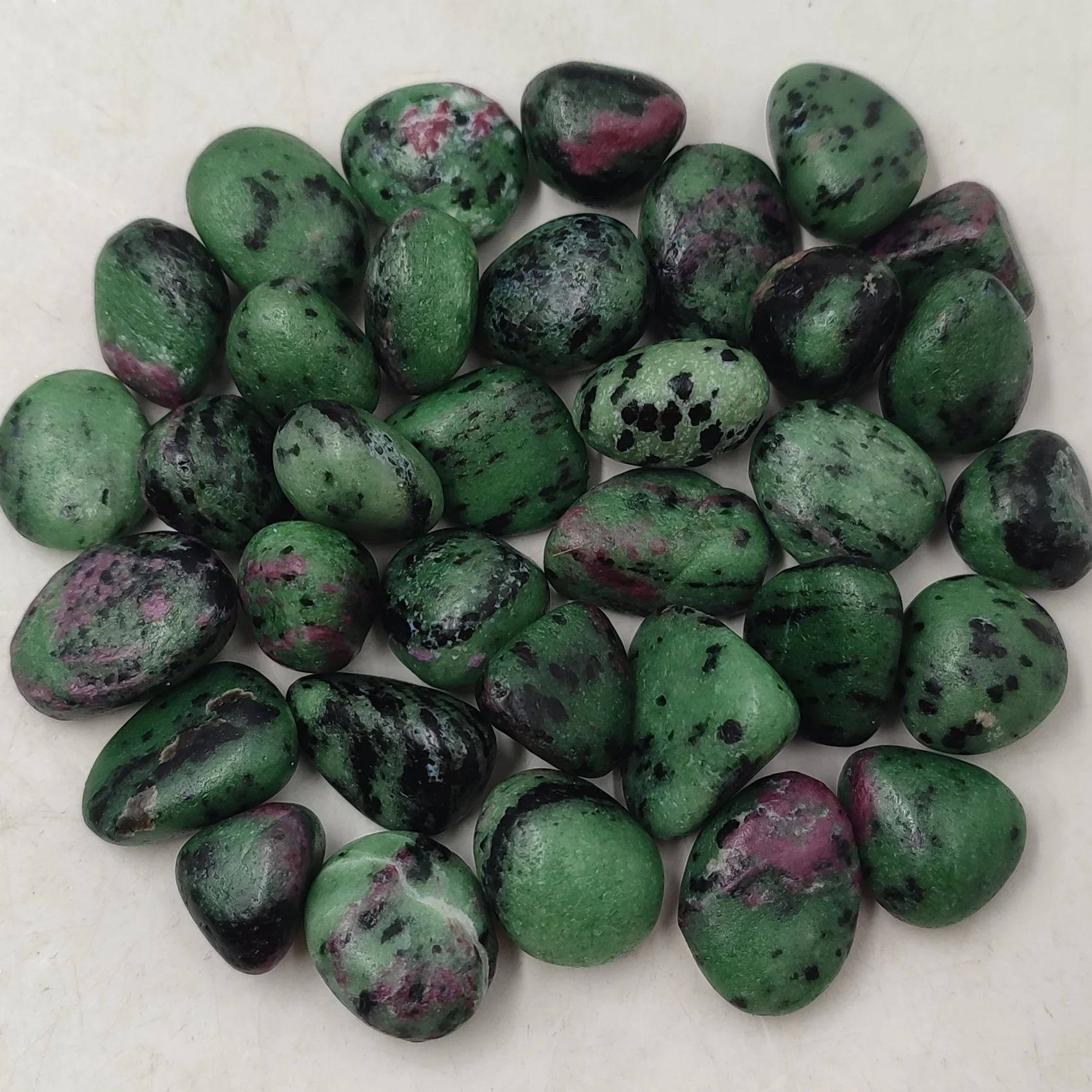 

Натуральный красный зелёный цоизит, tumbled stones