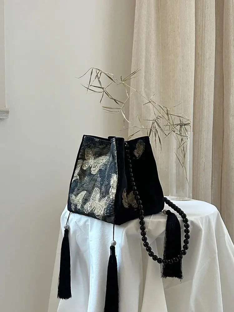 Новинка 2024 женская сумка-мешок через плечо с золотистой бабочкой и кисточкой