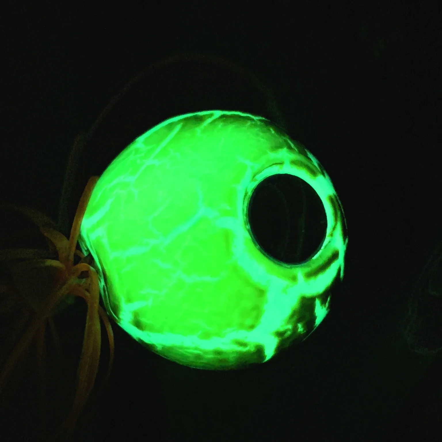 Глубоководная приманка для рыбалки DEEP UP Tenya Madai Jig Kabura с светящимися в темноте элементами, головкой-джигом, свинцовым корпусом, крючками и резиновыми юбками, предназначенная для ловли морских видов рыб на открытом море.