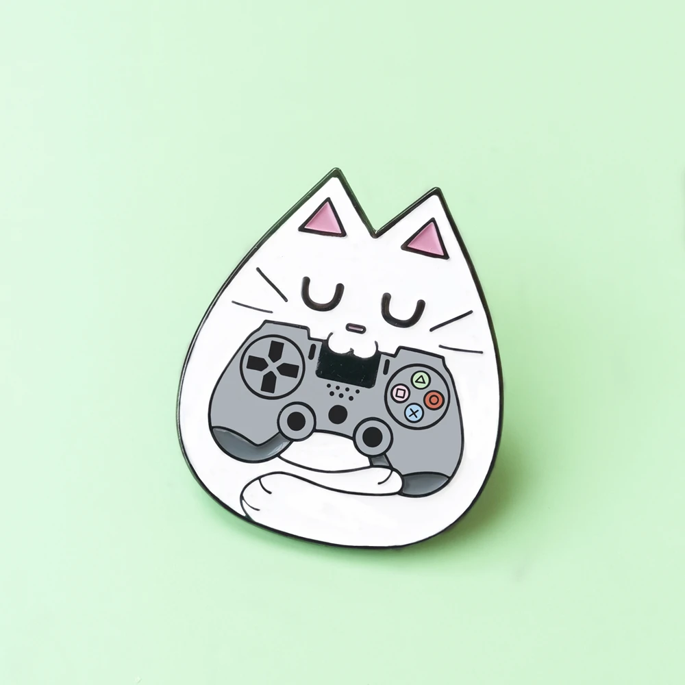 Милый Белый Кот играющий в игры жесткий эмалированный штифт медаль с животными