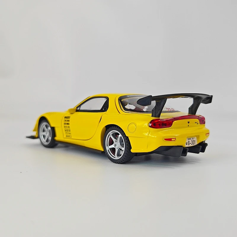 Фото Модель автомобиля Mazda RX-7 FD из сплава, масштаб 1:32, с открывающимися дверями, капотом и багажником, со звуковыми и световыми эффектами, в комплекте с подарками. №2