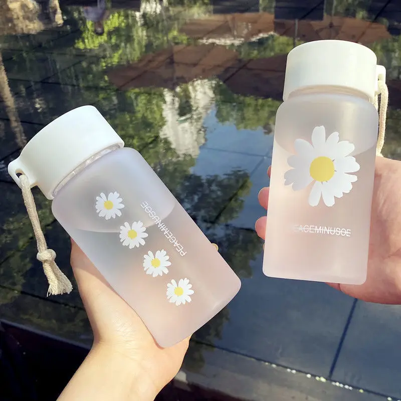 

550ml Plastic Water Bottles Daisy Transparent Bottle BPA Free Outdoor Sports Water Cup Student Portable Mug with Rope Water Mug