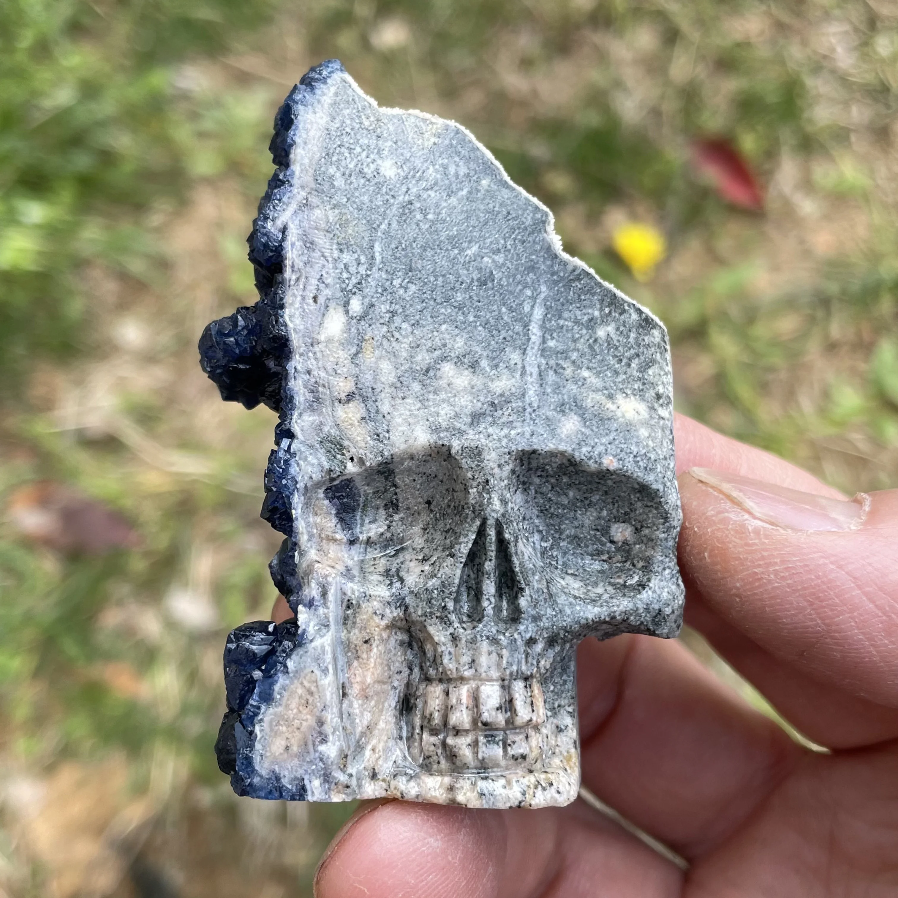 

Резной череп из голубого флюорита