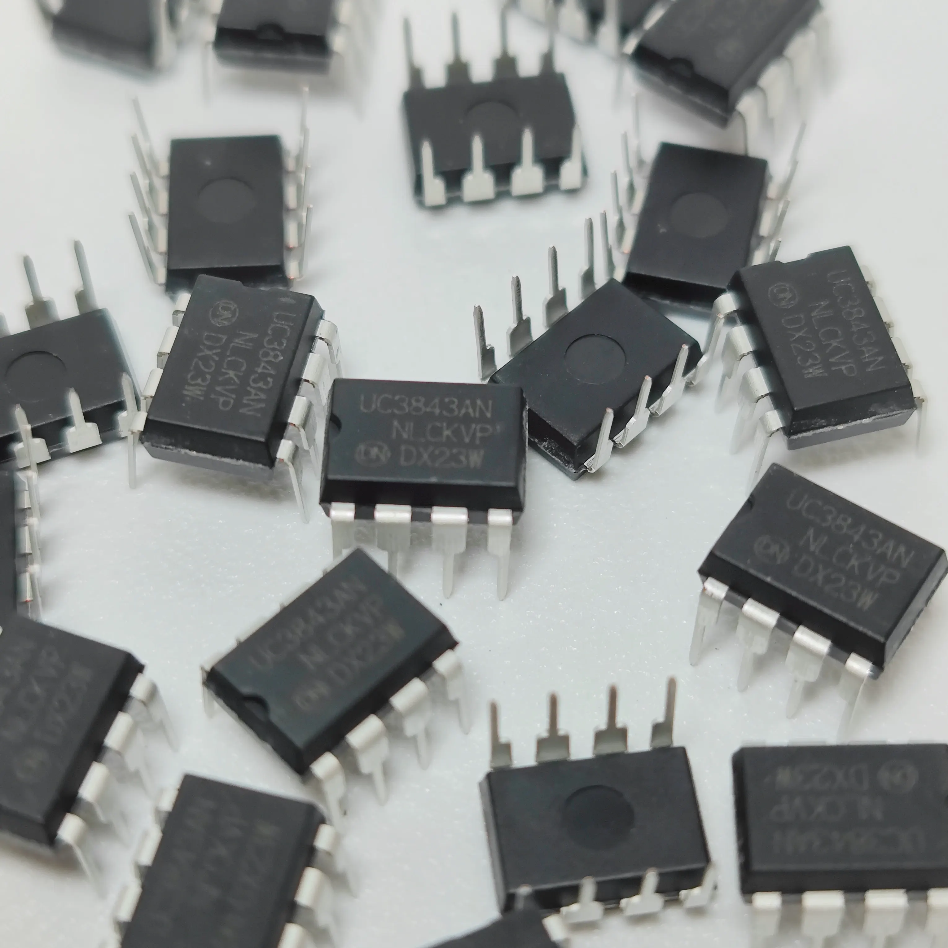

UC3843AN 10pcs HIGH PERFORMANCE CURRENT MODE CONTROLLERS