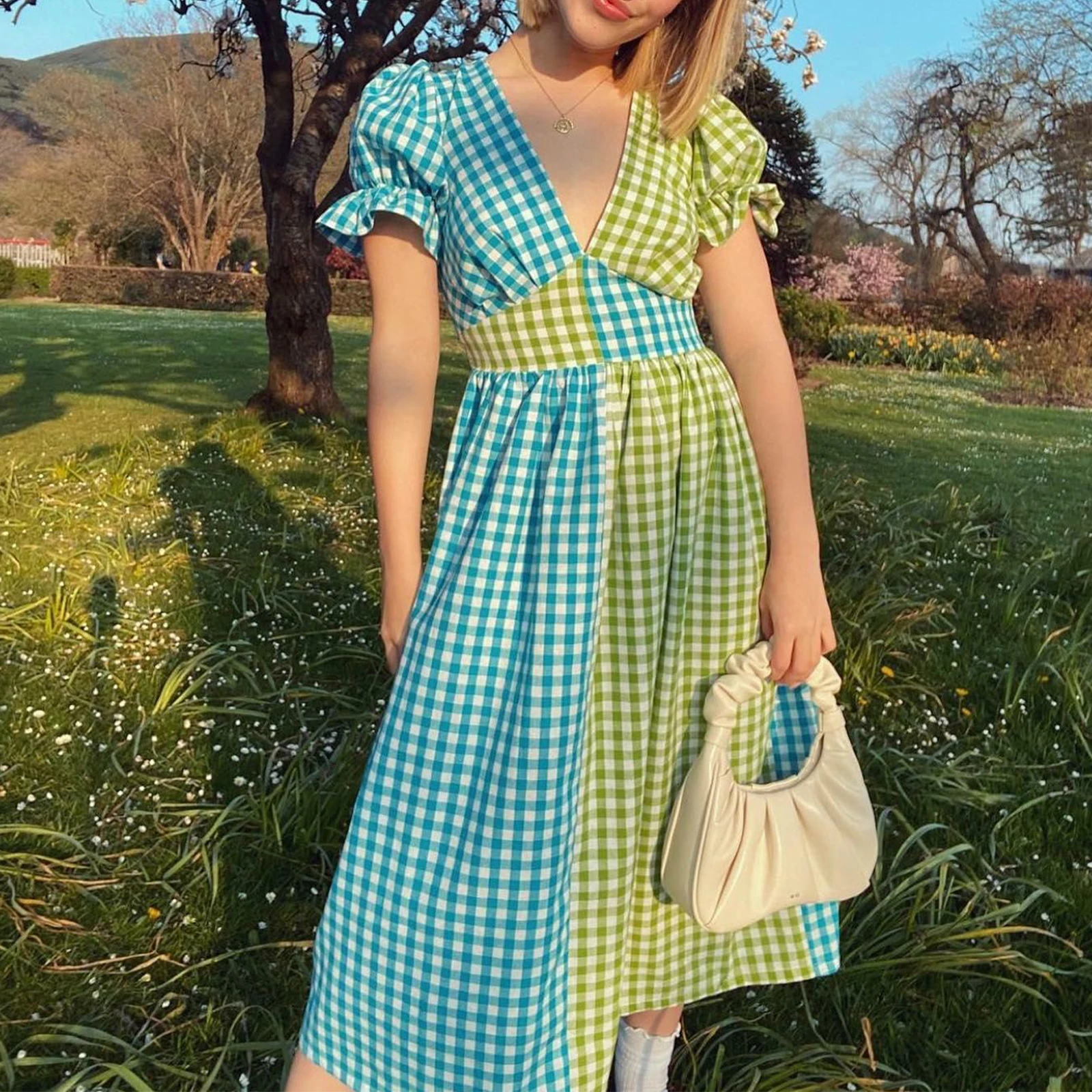 Женское платье-миди в клетку с V-образным вырезом и коротким рукавом