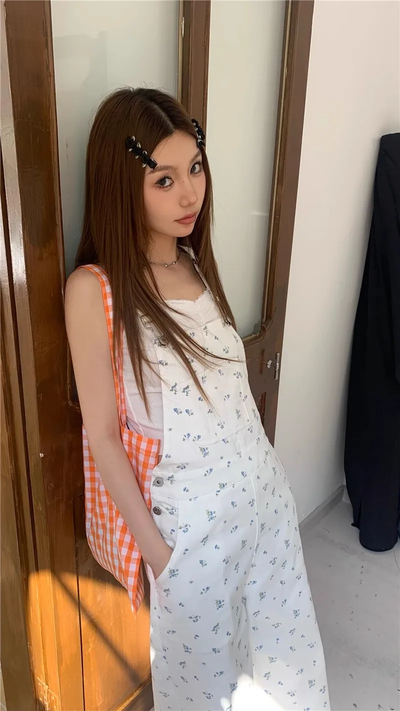 Женский джинсовый комбинезон с широкими штанинами и большими карманами