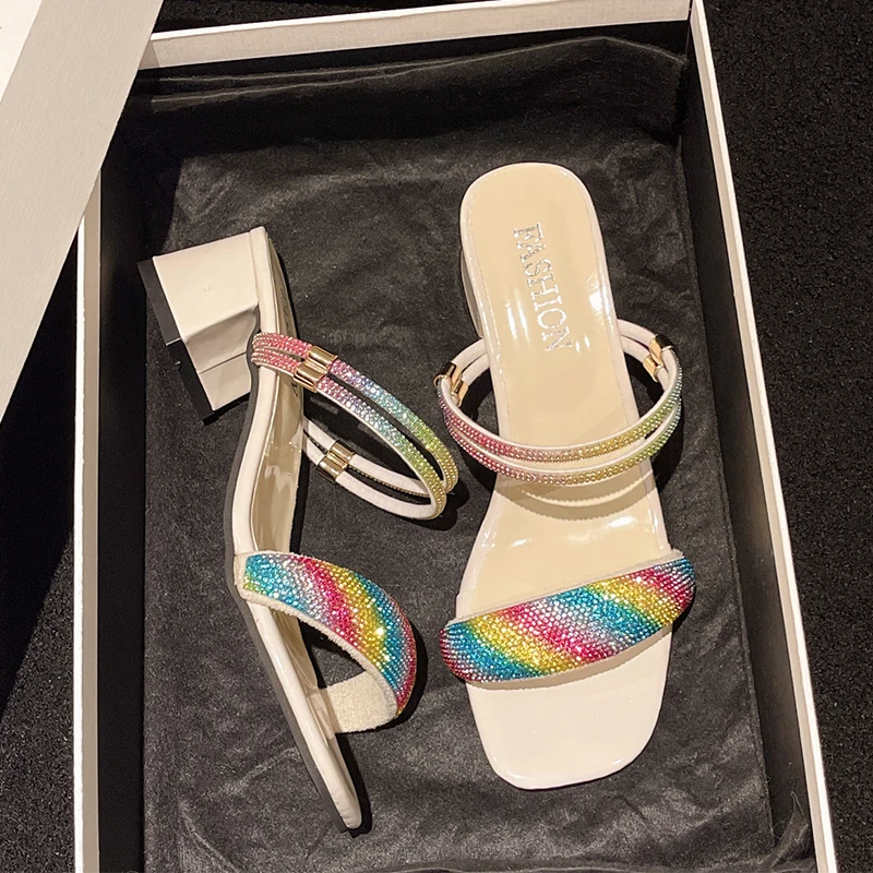 

Босоножки женские со стразами на среднем каблуке, модные сандалии с открытым носком, шлепанцы, дизайнерские классические туфли-лодочки, сланцы, лето 2023
