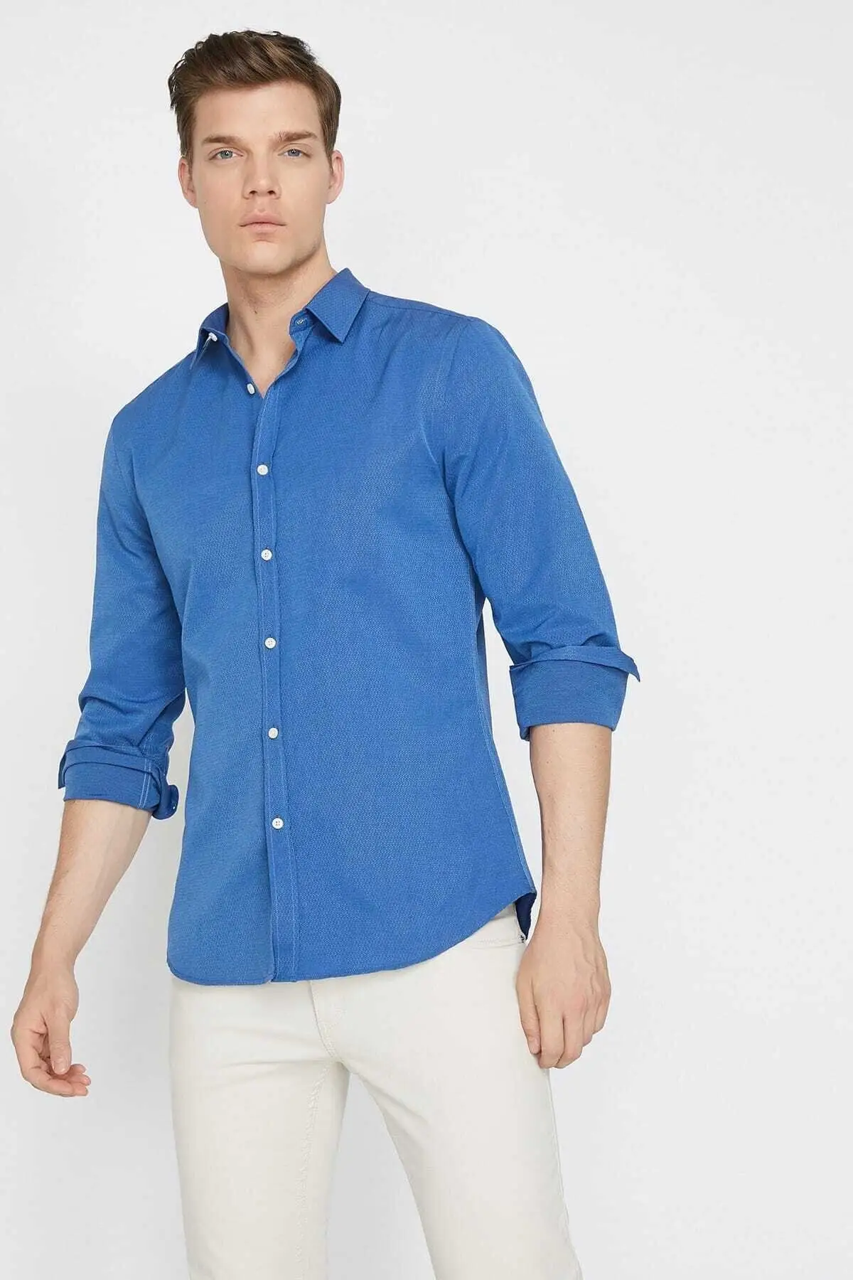 

Мужская классическая рубашка с длинным рукавом и воротником