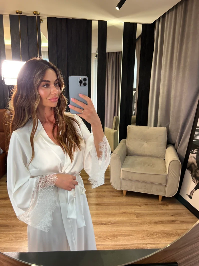 Халат Свадебный белый с кружевными рукавами длинный шелковый халат для подружки