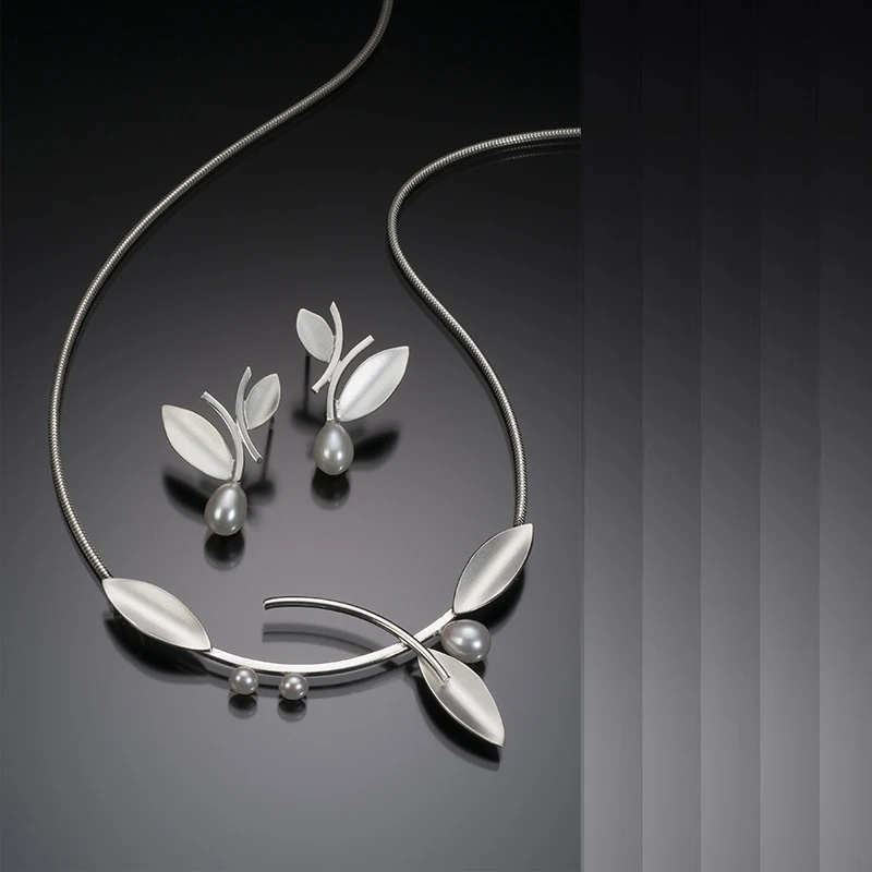 Комплект из колье и серёг с листьями жемчугом |
