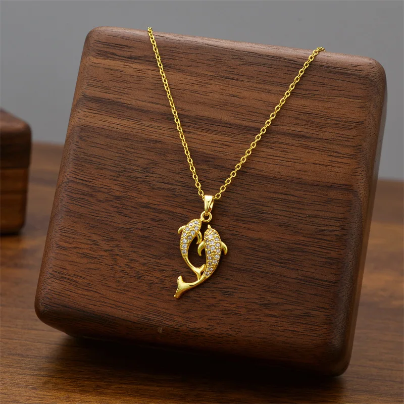 Изысканное колье из титановой стали с подвеской в виде дельфина сверкающий