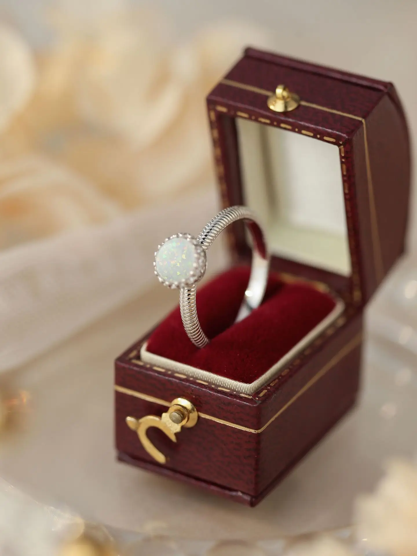 

2023 Fashion New Japanese Style s925 Sterling Silver Moonlight Stone Opal Light Luxury Ring Versatile Simple Ring