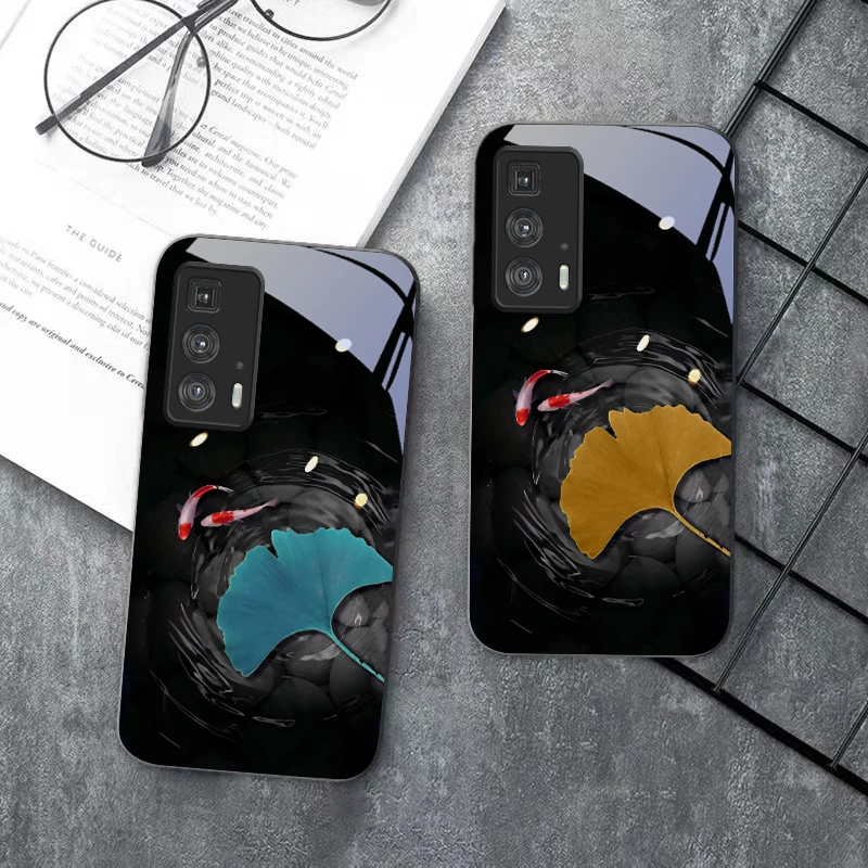 Чехол для телефона из стекла с изображением карпов кои и листьев в воде для Motorola Moto Edge 20 Lite 30 Pro 40 Neo 50 Ultra G Play G45 G54 G55 G75 G84 G85 (art.: 3920da4c3bc5f) - 3920da4c3bc5f