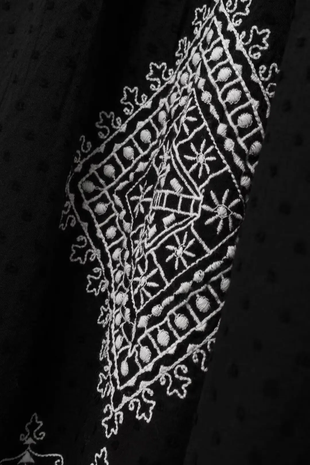 Женское длинное платье с бретельками-спагетти вышивкой