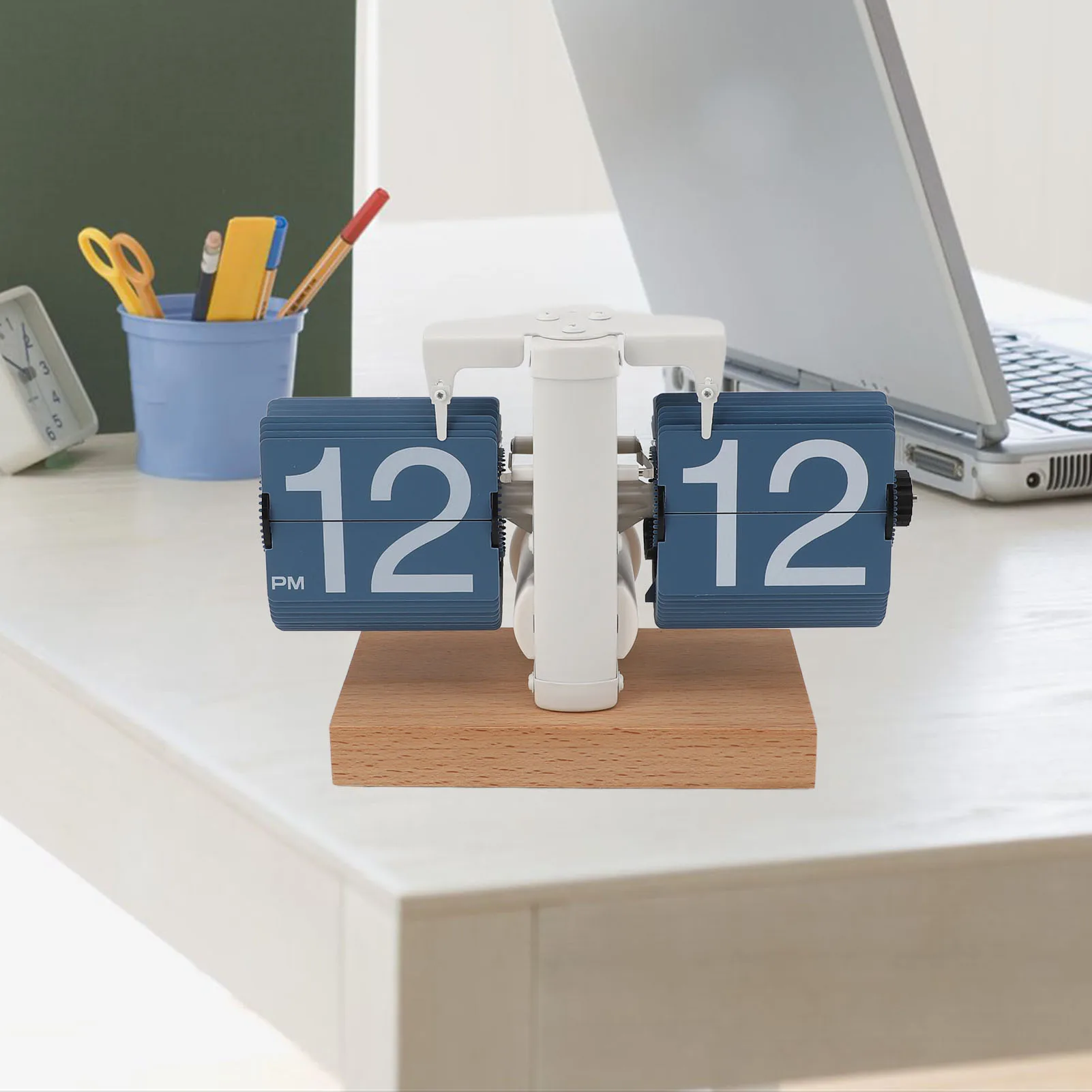 Цифровые часы с откидной крышкой регулируемые на батарейках большим количеством