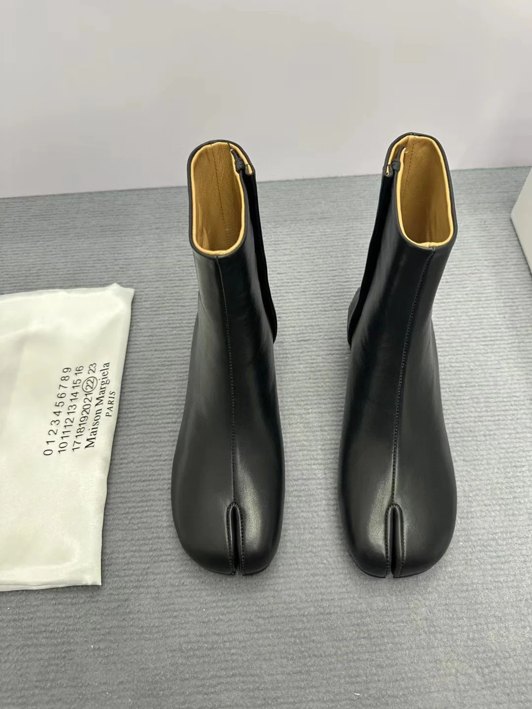 

Ботинки женские из натуральной кожи на толстом каблуке, с разрезом