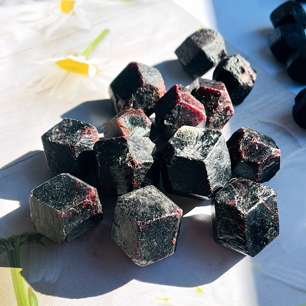 

Необработанный красный гранатовый кристалл