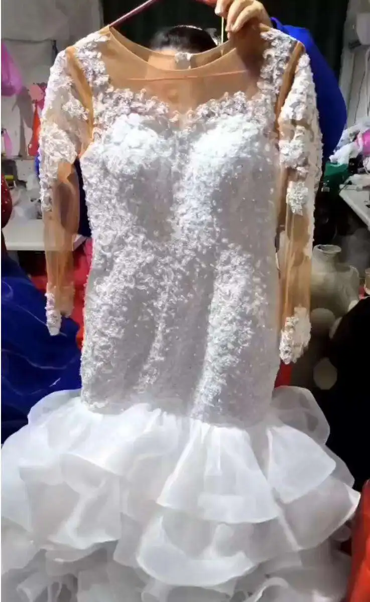 Модное свадебное платье с круглым вырезом и кружевной аппликацией по