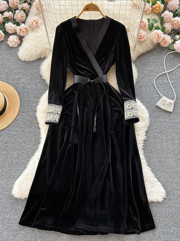 Женское бархатное платье с поясом