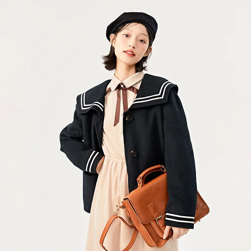 Женское Короткое шерстяное пальто с контрастным воротником зима 2023