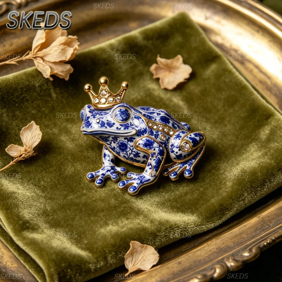 Фото SKEDS Китайские сине-белые фарфоровые броши с животными, разнообразные стили: Дракон, Бабочка, Колибри, Краб, Лягушка, Кит, Жук, Эмалевые значки на лацкан №5