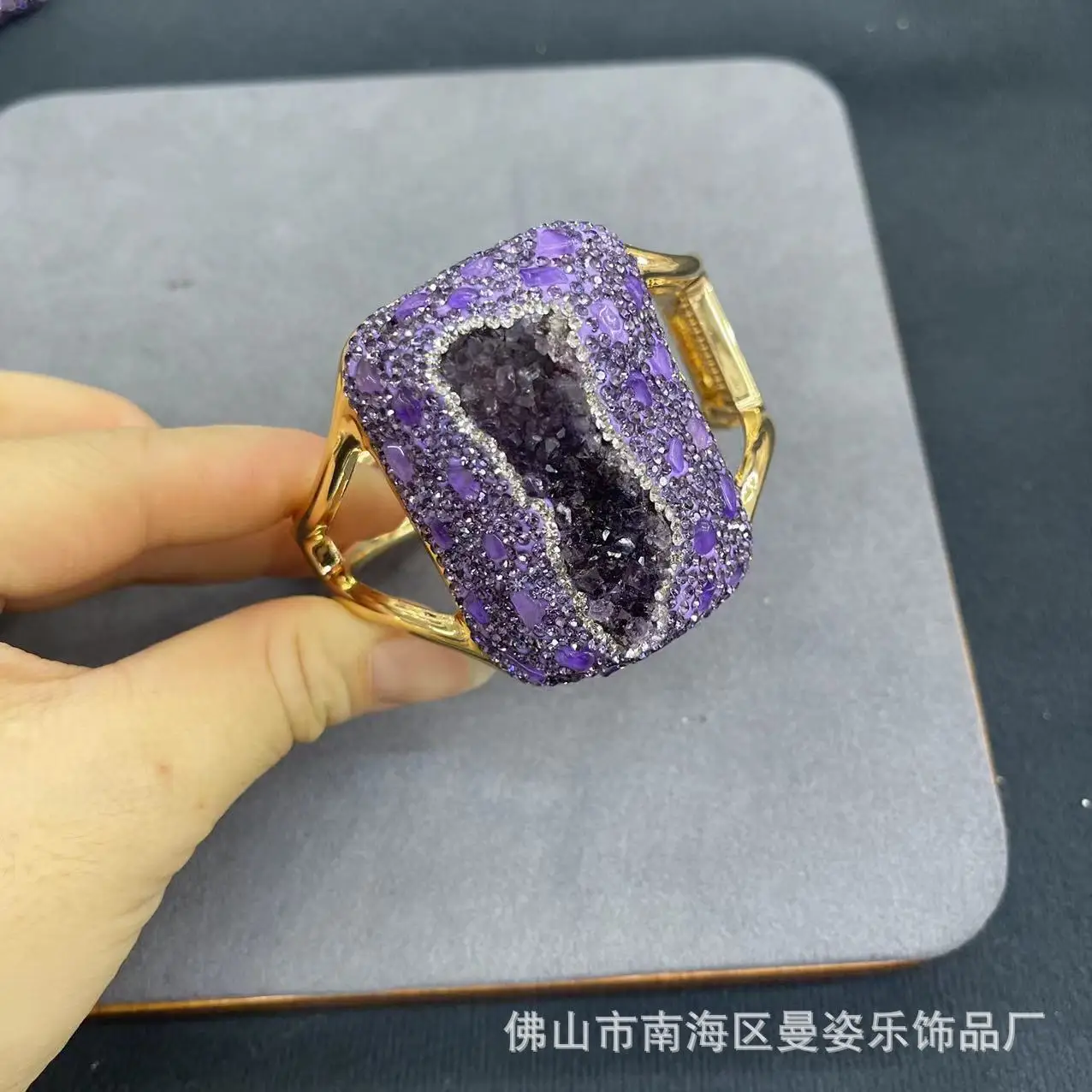 Натуральный ургуйский аметист инкрустированный фиолетовым гравия большой