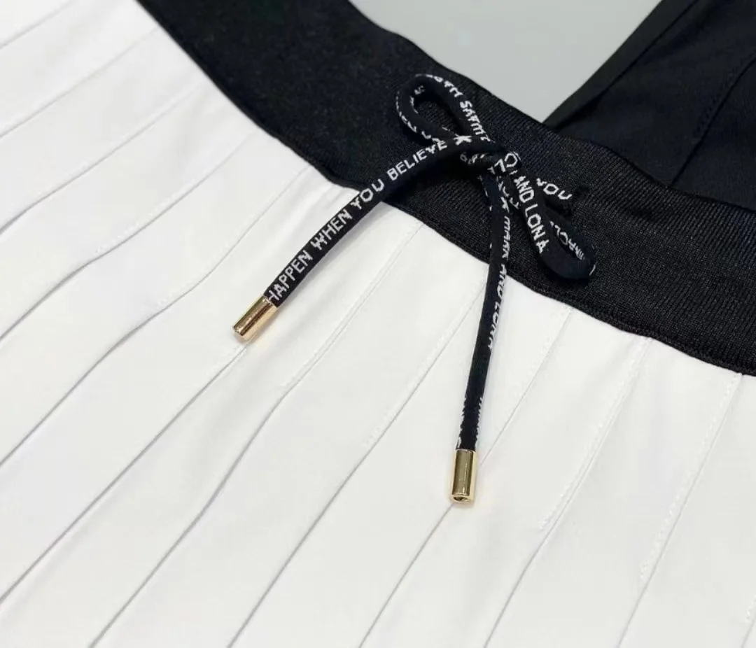 New  Golf Apparel Ladies Casual All-match Fashion Sports Short Skirt Black White Slim Fit Anti-glare Pleat Skirt beautiful lady
