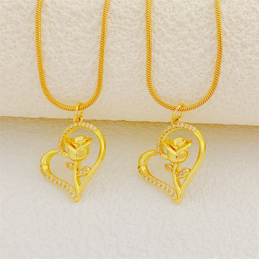 

Женское колье с подвеской в виде сердца