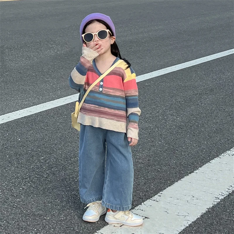 

Осень 2023, новинка, свитер для девочек, милый полосатый Мягкий трикотажный универсальный модный Повседневный пуловер с длинным рукавом и тремя пуговицами и V-образным вырезом