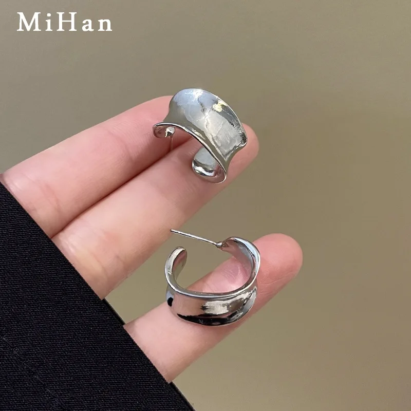 

Mihan Modern Jewelry 925 Silver Needle Irregular Hoop Earrings Hot Sale Popular Style Metallic Earrings For Women Wholesale