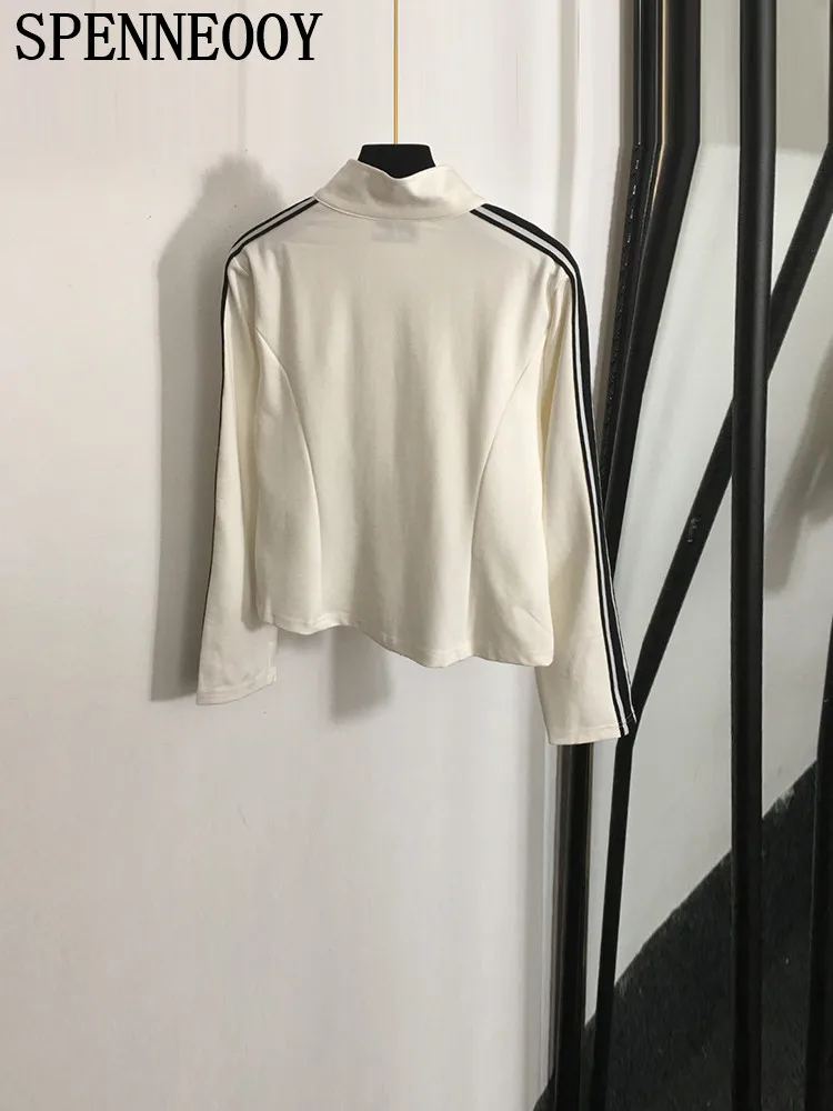 Женский брючный костюм с воротником-стойкой длинным рукавом и поясом