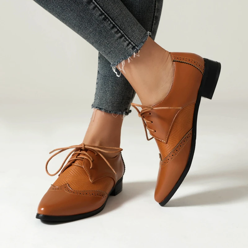 Женские туфли-оксфорды в британском стиле серебристые на шнуровке заостренный