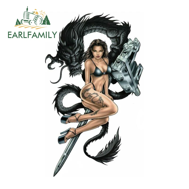 

EARLFAMILY 13 см x 7,8 см сексуальная наклейка с изображением азиатского черного дракона, бикини, тату-пистолета, наклейка на багаж, ноутбук, наклейка на стену, автомобильная наклейка