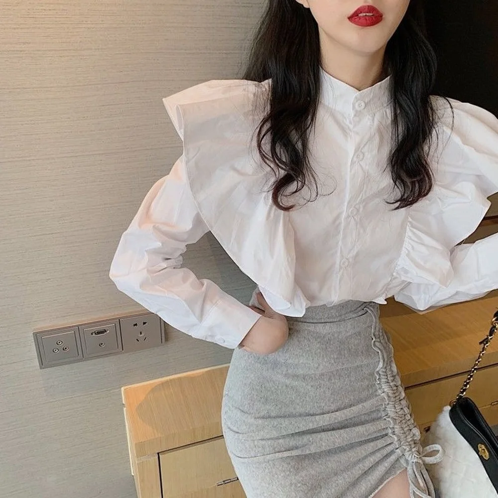 Дизайнерские женские белые рубашки с оборками на плечах и воротником-стойкой