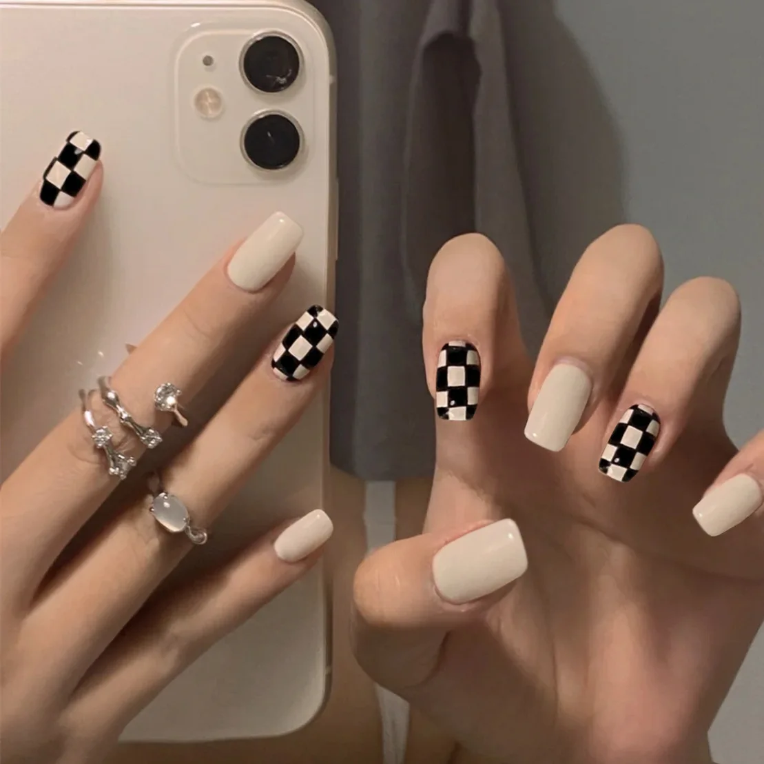 

Christmas Fake Nail Enhancement White Chess Lattice Decoration Artificial Nail Pressing Nail Set 24PCS