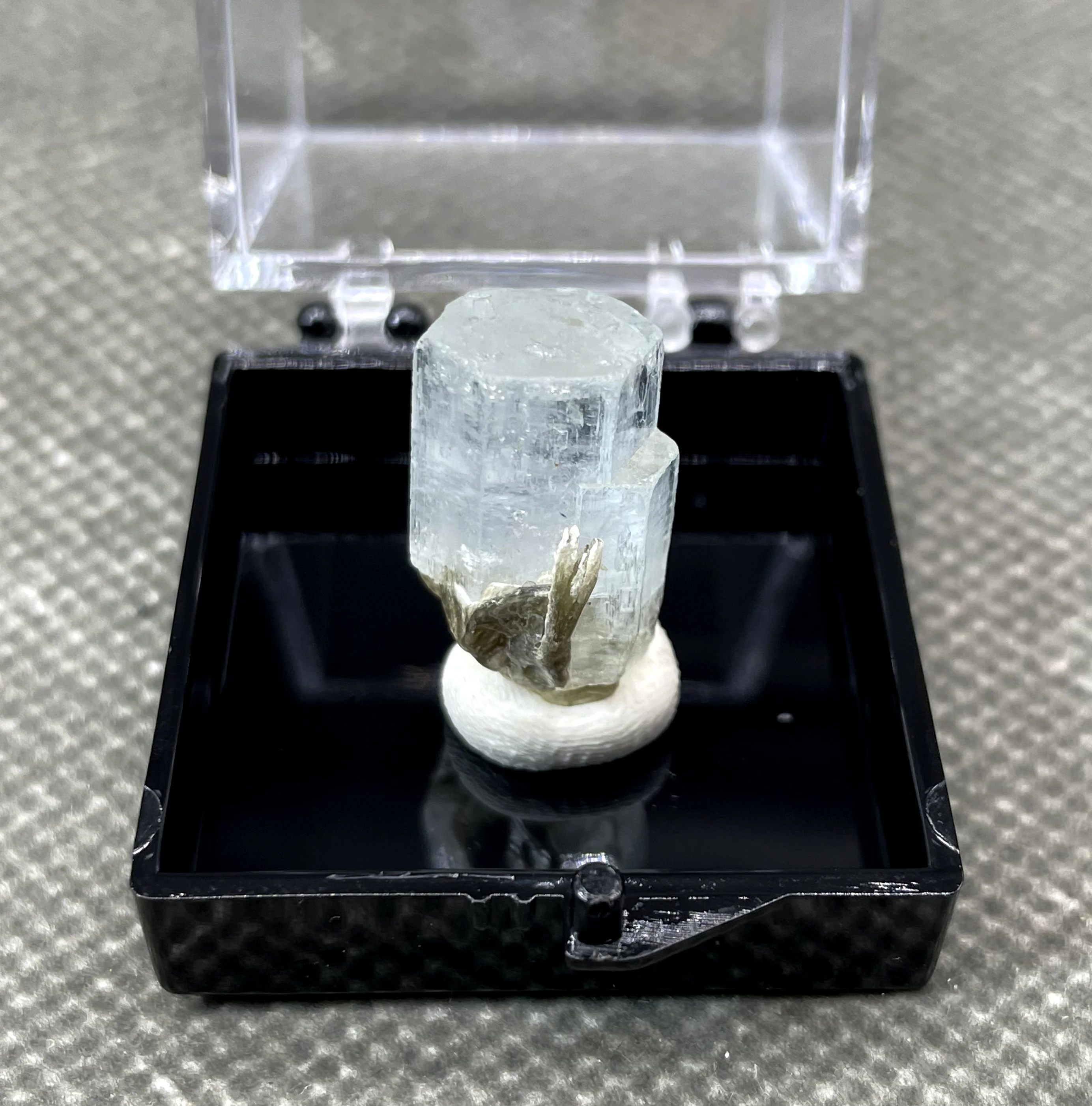 

Лучше всего! 100% Редкие натуральные пакистанские прозрачные колонные аквамариновые драгоценные камни и кристаллы + Размер коробки 3,4 см